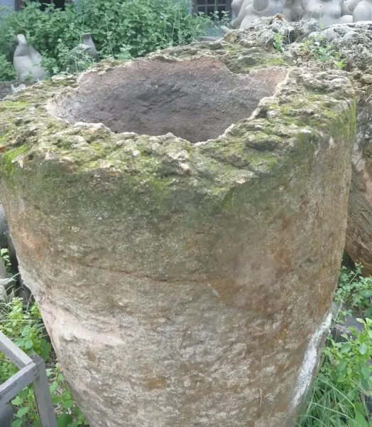 Artikelbild 10 des Artikels “Der Islandtopf ist aus Kalkstein gefertigt und stammt von der Küste Indonesiens. Er ist etwa 120 cm hoch und 83 cm tief. “